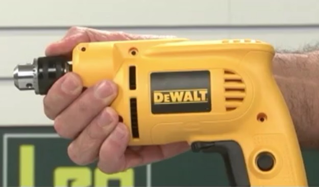 Máy khoan sắt DeWalt DWD010-B1