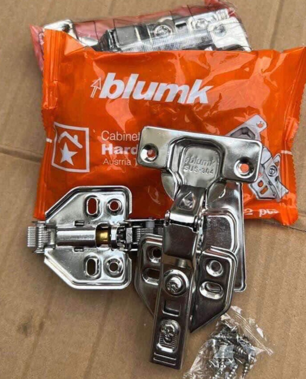 Bản lề giảm chấn Blumk